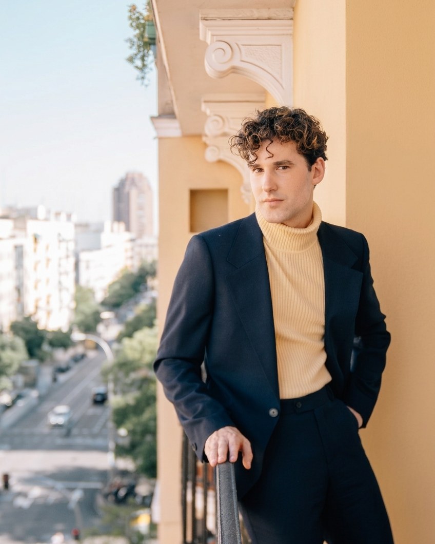 David Lanzas en una terraza de Madrid, con americana azul marino y jersey de cuello alto.